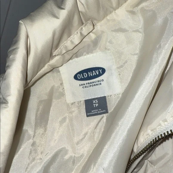 Old Navy Women's Beige Quilted Vest - Picture 4 of 4